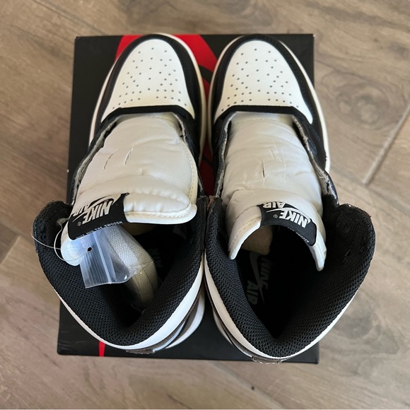 Air Jordan 1 Retro High OG ‘Dark Mocha’ - Picture 6 of 9